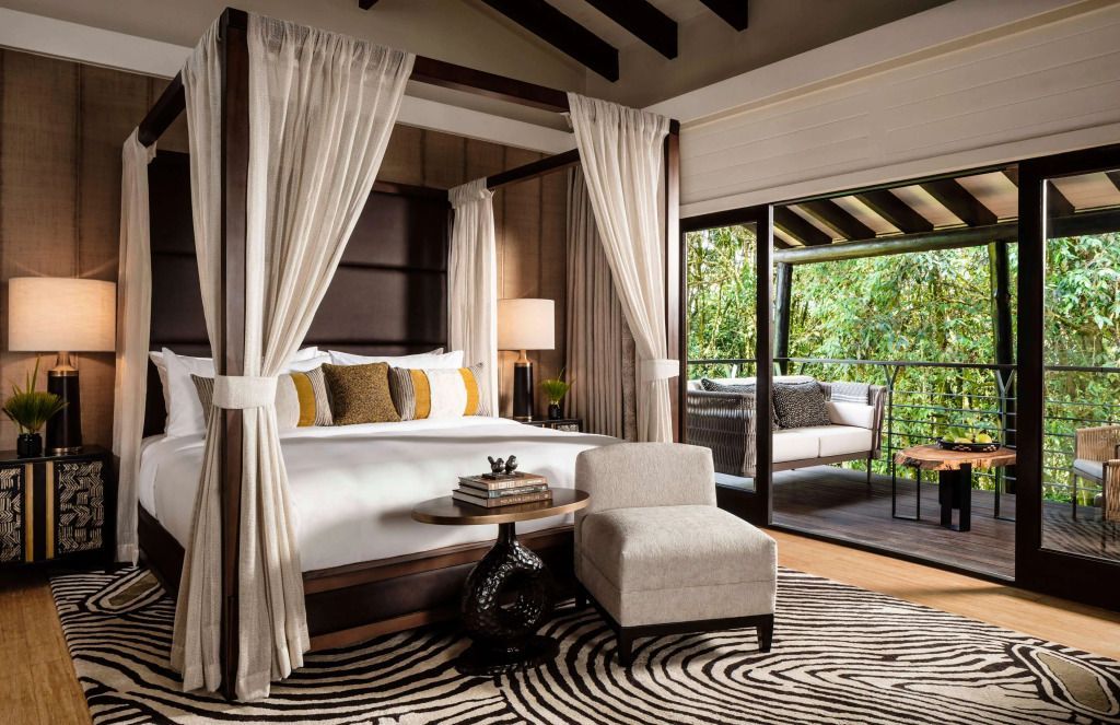 Luxuriöse Executive Suite mit stilvoller Einrichtung und privatem Balkon im Nyungwe House