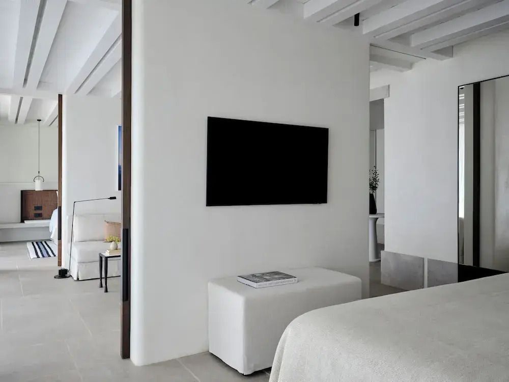 Modernes Interieur einer Suite mit Fernseher und eleganten Möbeln