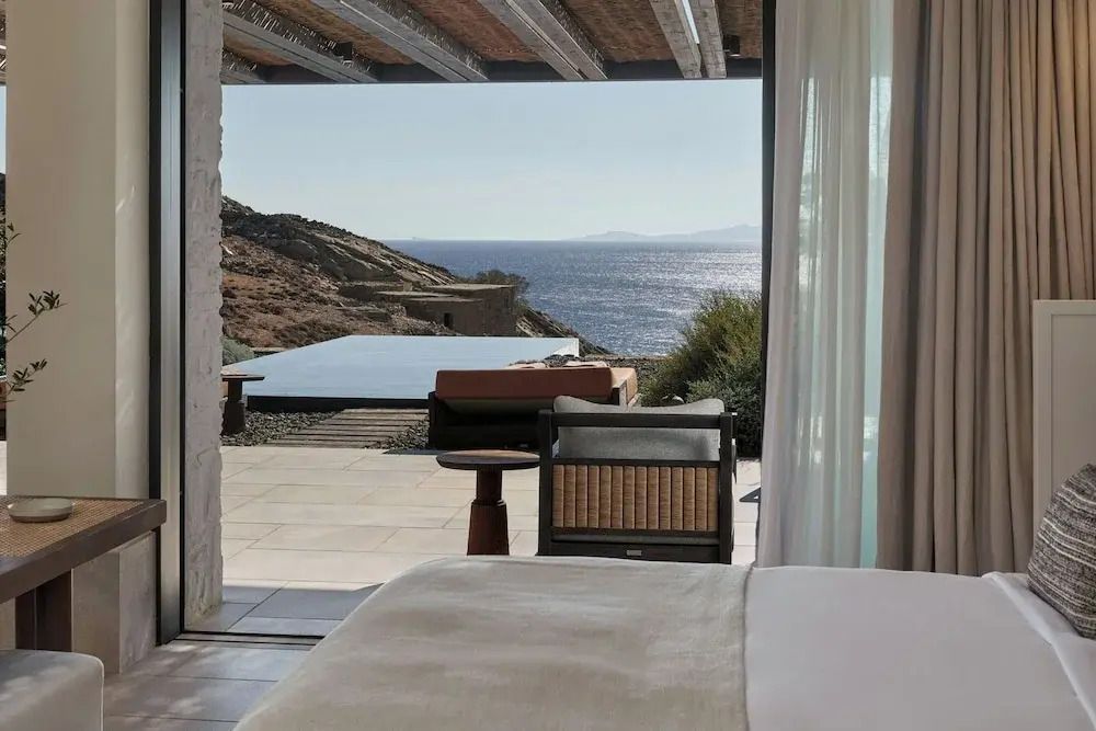 Blick aus dem Schlafzimmer auf Terrasse und Infinity-Pool mit Meerblick