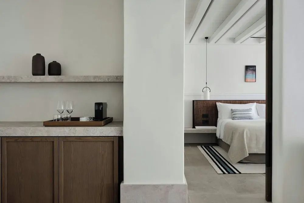 Elegante Suite mit Minibar und stilvollem Schlafzimmer