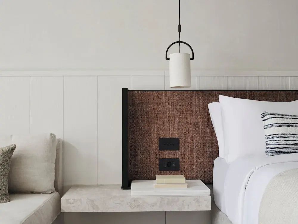 Schlafzimmerbereich mit hängender Lampe und entspannter Atmosphäre