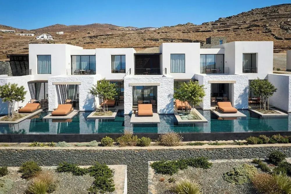Luxuriöse Villen mit privatem Pool und Sonnenliegen