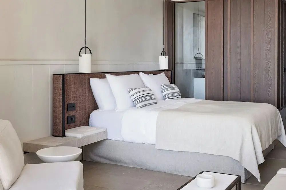 Gemütliche Suite mit modernem Bett und minimalistischen Details