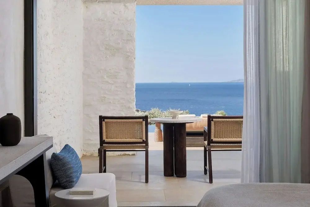Meerblick von einer eleganten Suite mit Sitzbereich