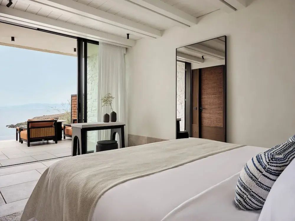 Luxuszimmer mit Meerblick Spiegel und Balkon bietet Entspannung und Komfort