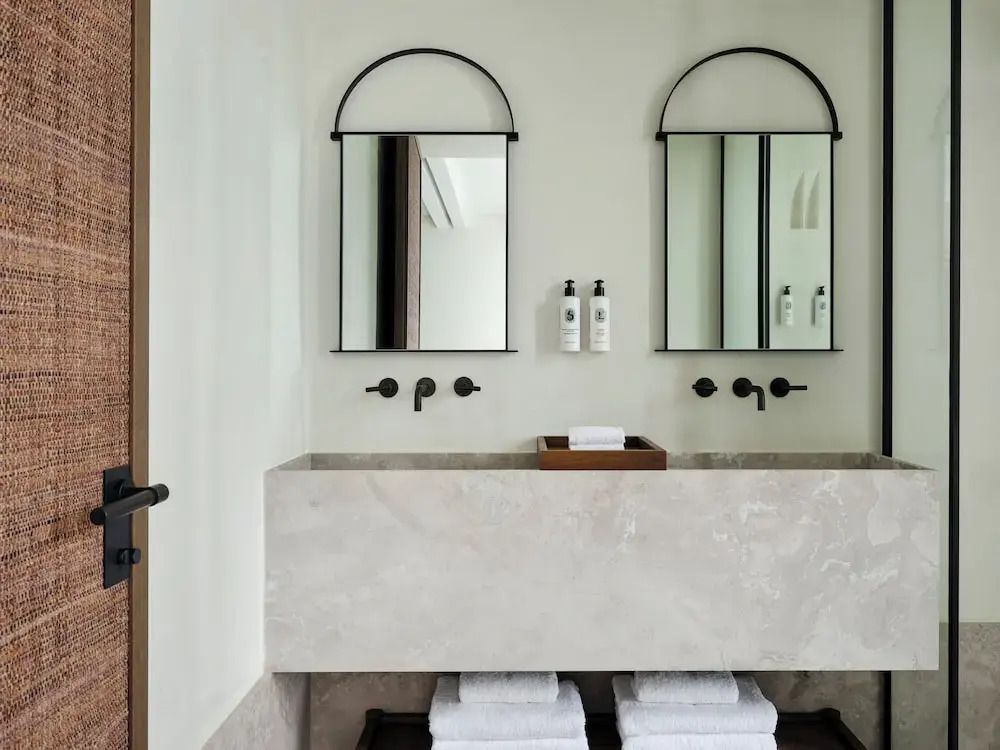 Modernes Badezimmer weißer Waschtisch mit zwei Spiegeln und eleganter Einrichtung