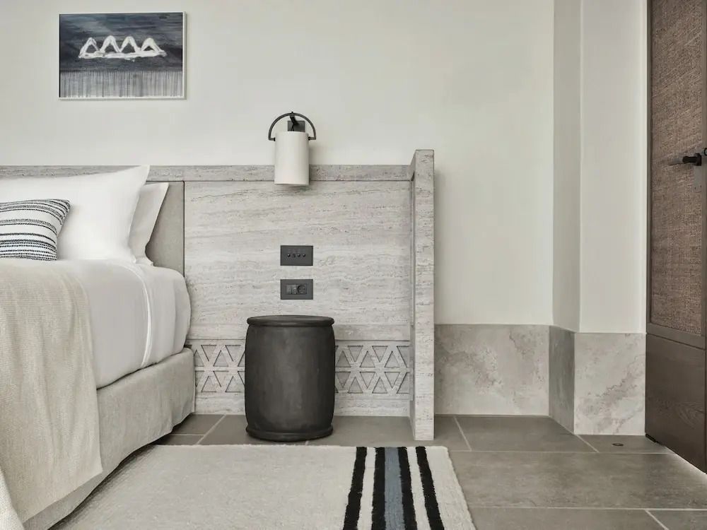 Elegantes Schlafzimmer mit modernem Dekor und subtilen Grautönen