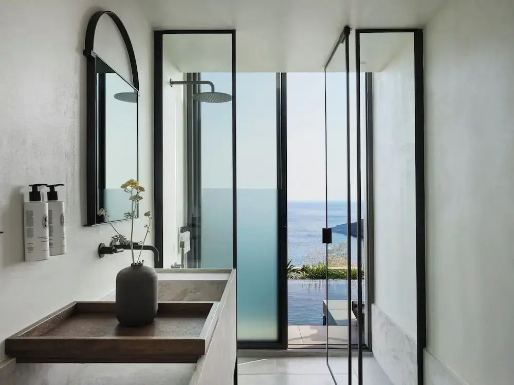 Luxuriöses Badezimmer mit Meerblick und moderner Ausstattung