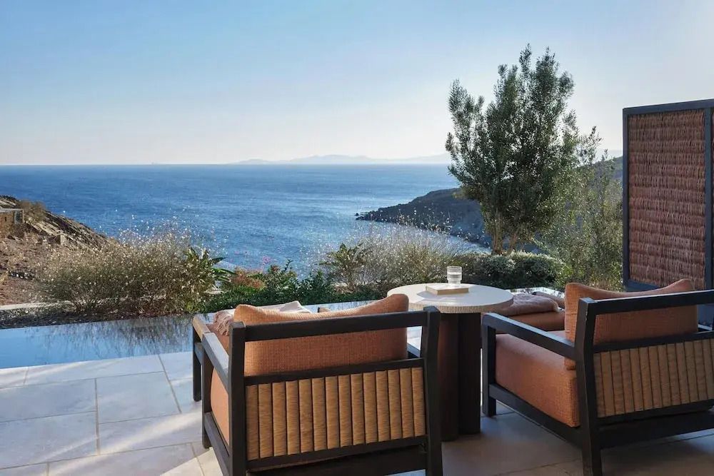 Terrasse mit komfortablen Sitzgelegenheiten und beeindruckendem Meerblick