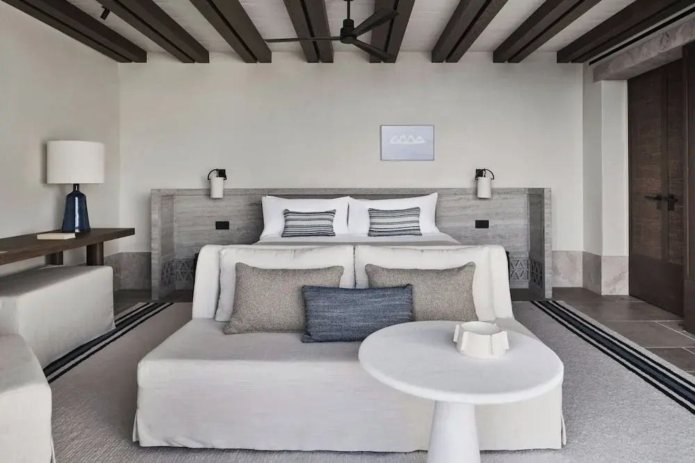 Modernes Schlafzimmer mit eleganter Sitzecke und stilvollem Interieur