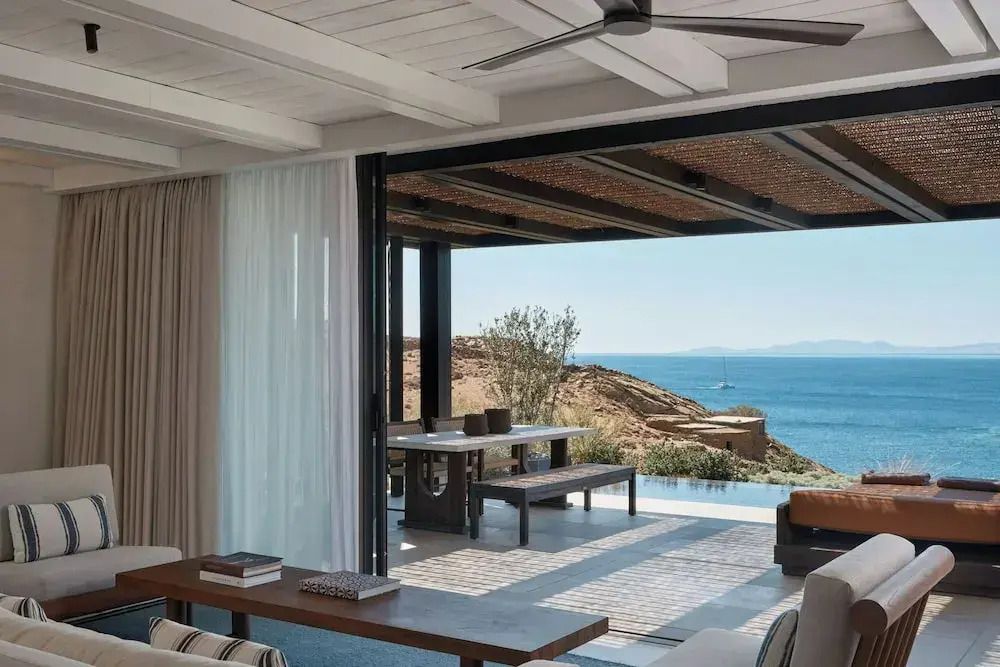 Offene Terrasse mit Blick auf das Meer und stilvollen Sitzmöbeln
