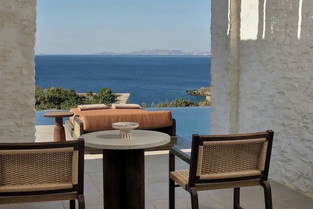 Terrasse mit Meerblick und Infinity Pool