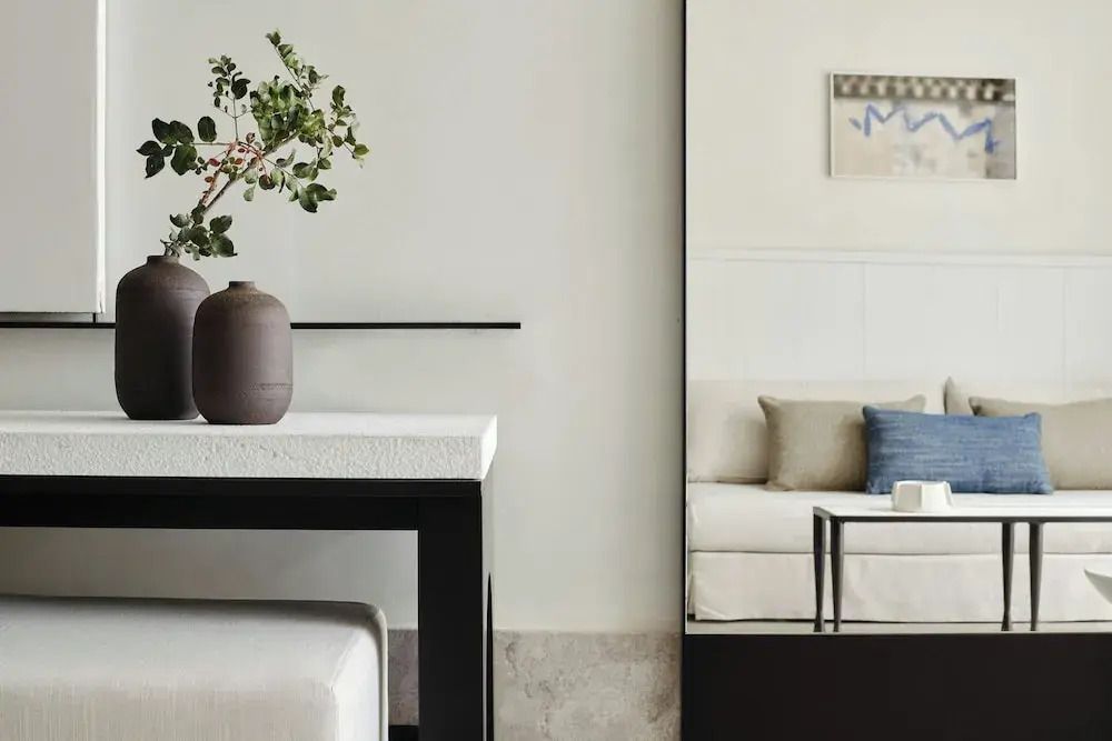 Elegantes Zimmer mit moderner Einrichtung und Pflanzen