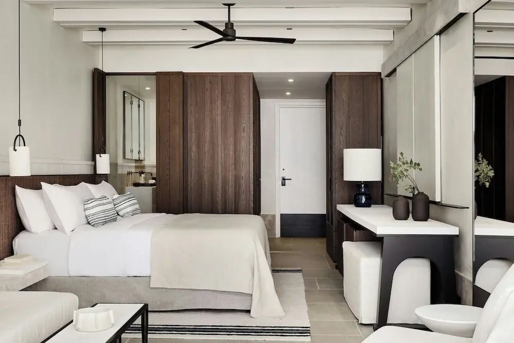 Luxuriöses Schlafzimmer mit Holzverkleidung und Designermöbeln