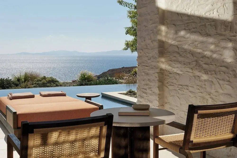 Terrasse mit Blick auf das Meer und gemütlichen Sitzgelegenheiten