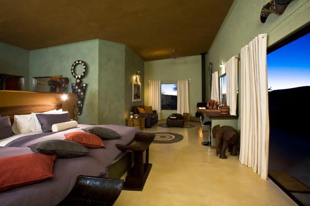 Geräumiges Schlafzimmer mit luxuriösem Design und stilvollen Elementen.