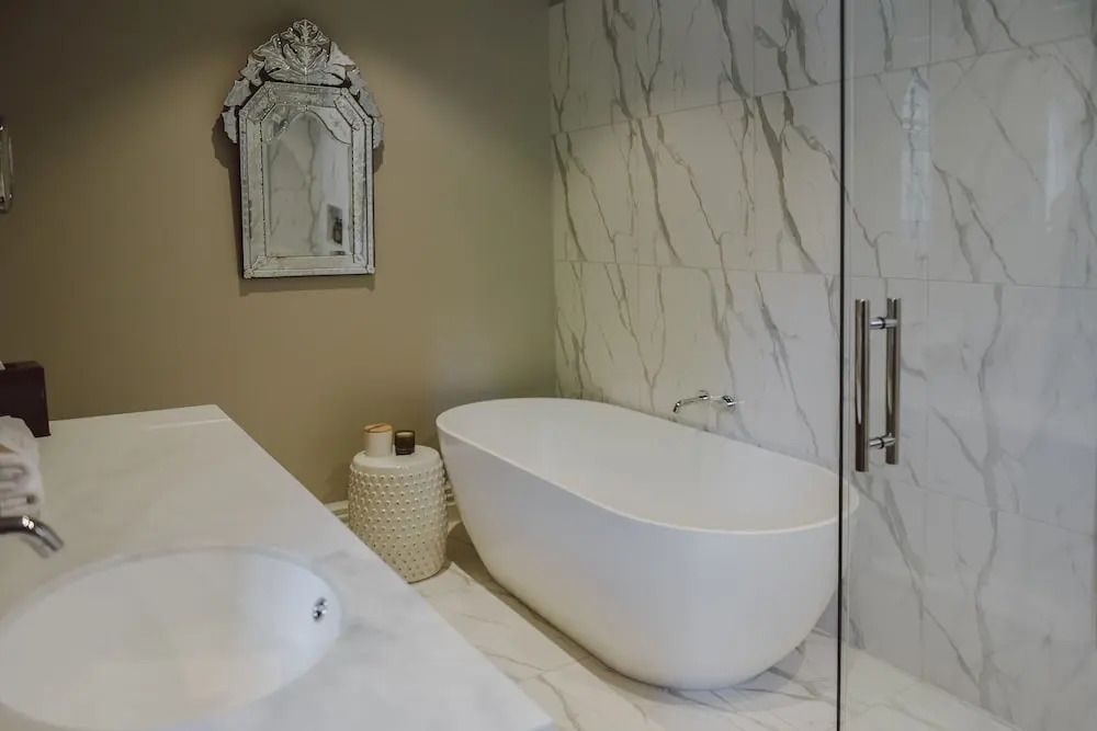 Modernes Badezimmer mit freistehender Badewanne und elegantem Spiegel
