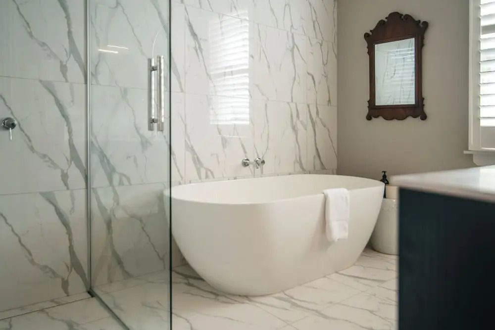 Bad mit freistehender Wanne und Glasdusche im modernen Design