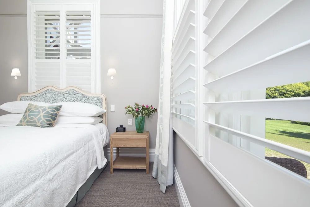 Helles Doppelzimmer mit Gartenblick und eleganter Dekoration