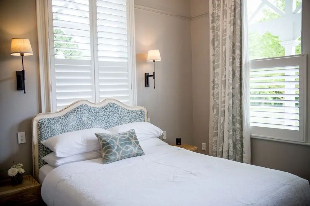 Gemütliches Schlafzimmer mit elegantem Kopfteil und dezenter Beleuchtung