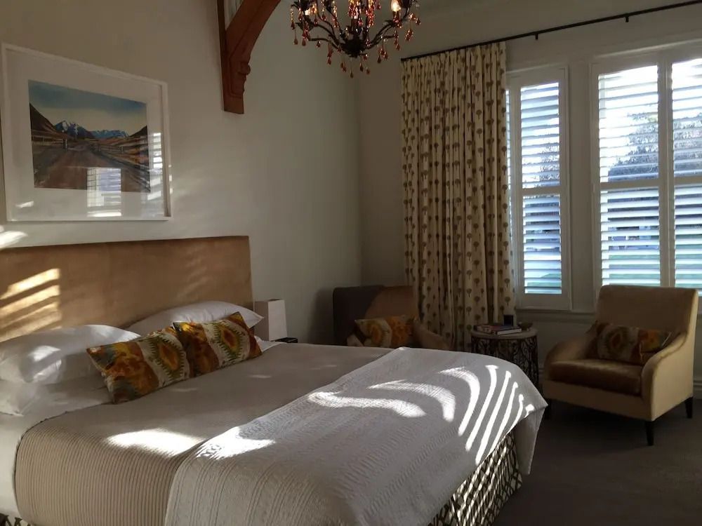 Premium Doppelzimmer mit bequemem Doppelbett Hell durch einfallendes Sonnenlicht