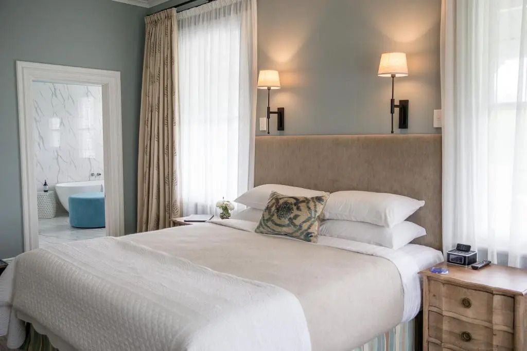 Geräumiges Schlafzimmer mit großem Fenster und klassischer Einrichtung