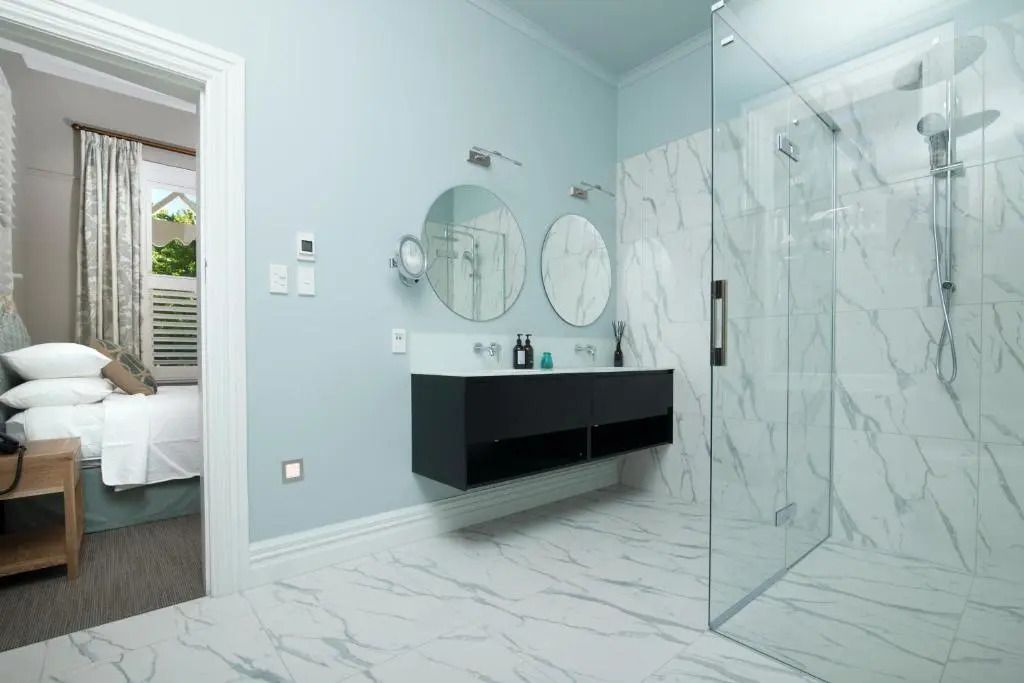 Modernes Badezimmer mit Marmordesign und Doppelwaschbecken