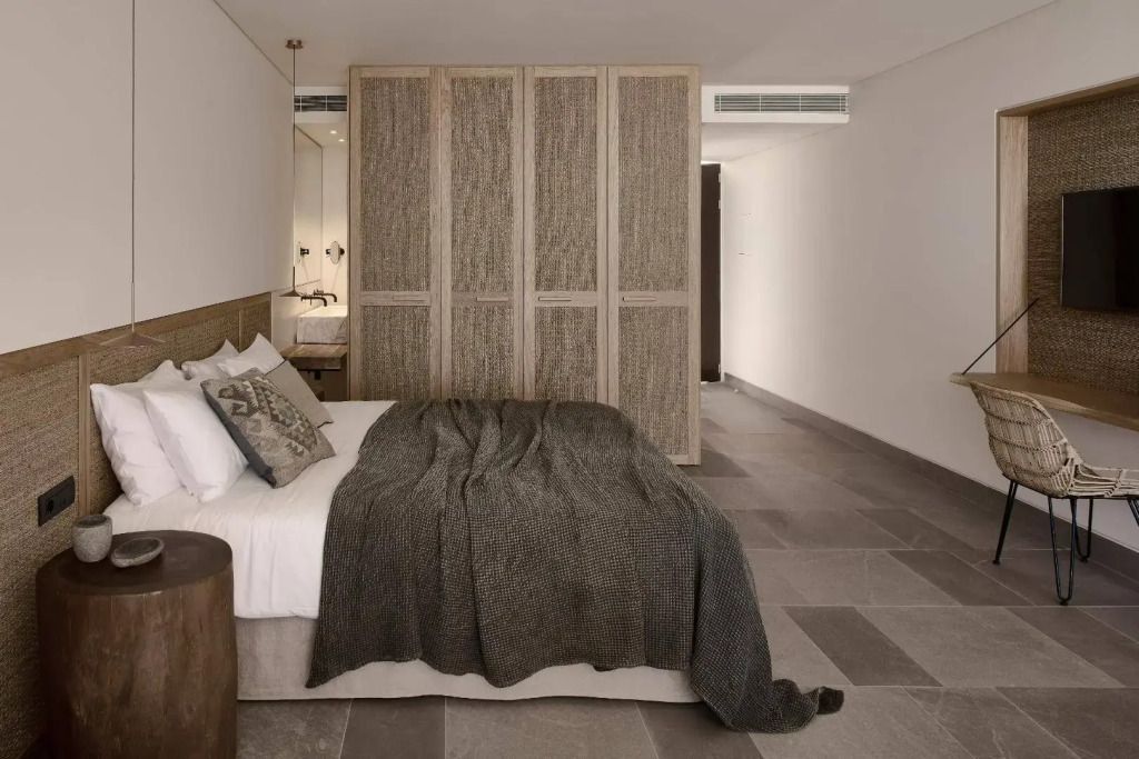 Moderne Suite mit gemütlichem Doppelbett und dekorativen Raumteilern.