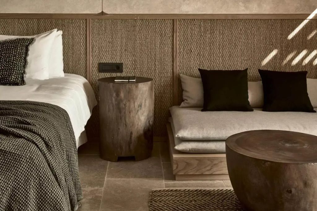 Moderne Suite mit Doppelbett und stilvoller Sitzecke im Olea All Suite Hotel