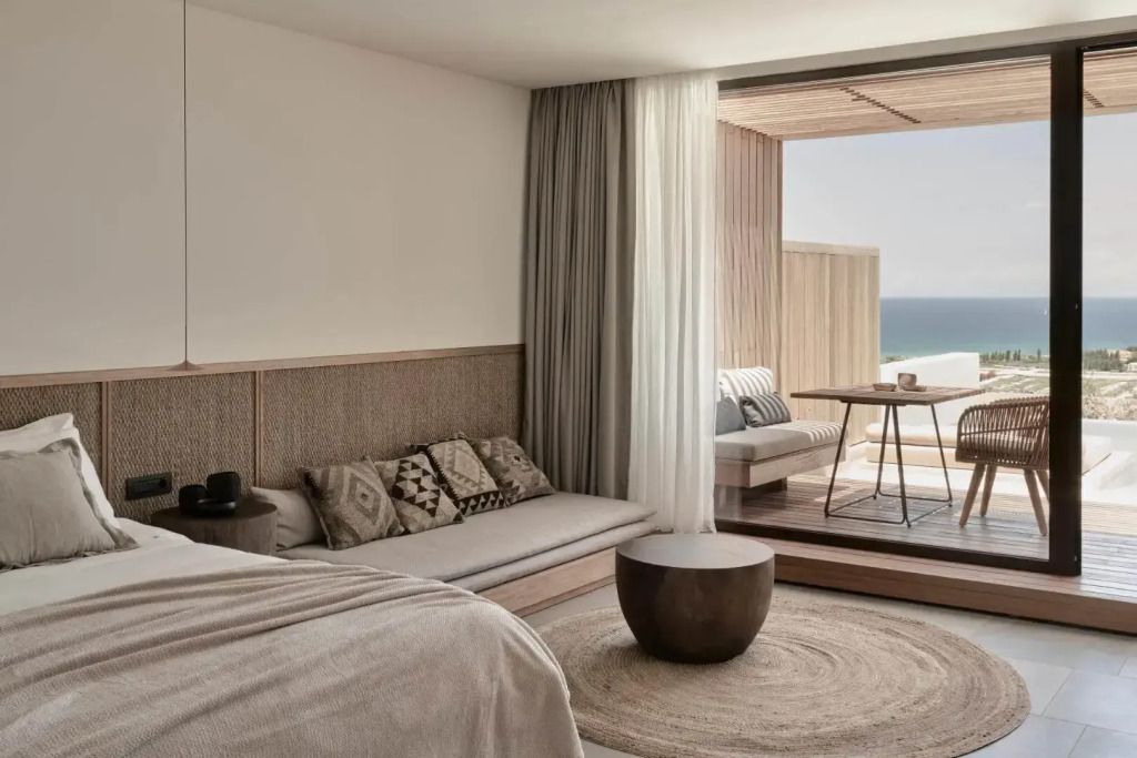 Helle Suite mit Blick auf Terrasse und Meer im Olea All Suite Hotel
