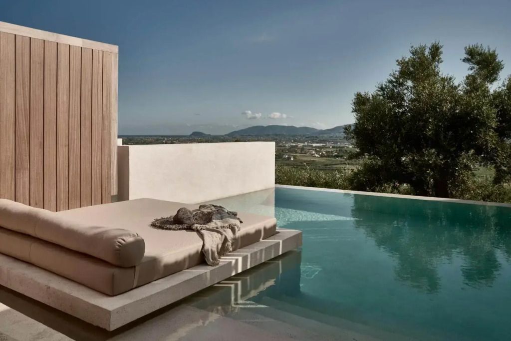 Infinity-Pool mit atemberaubendem Landschaftsblick im Olea All Suite Hotel