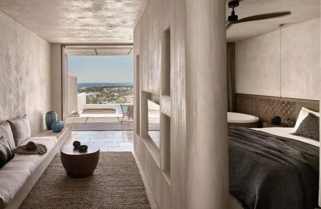 Weitläufige Suite mit modernem Design und direktem Zugang zur Terrasse mit Meerblick
