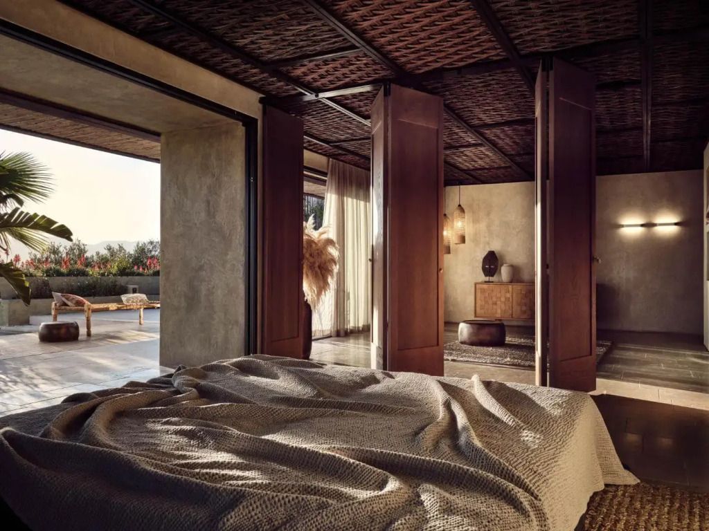 Luxuriöses Schlafzimmer mit offenem Ausblick auf private Terrasse und modernem Design