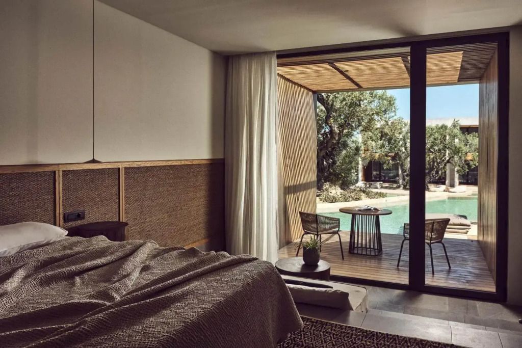 Suite mit Poolblick, modernen Möbeln und Außenbereich