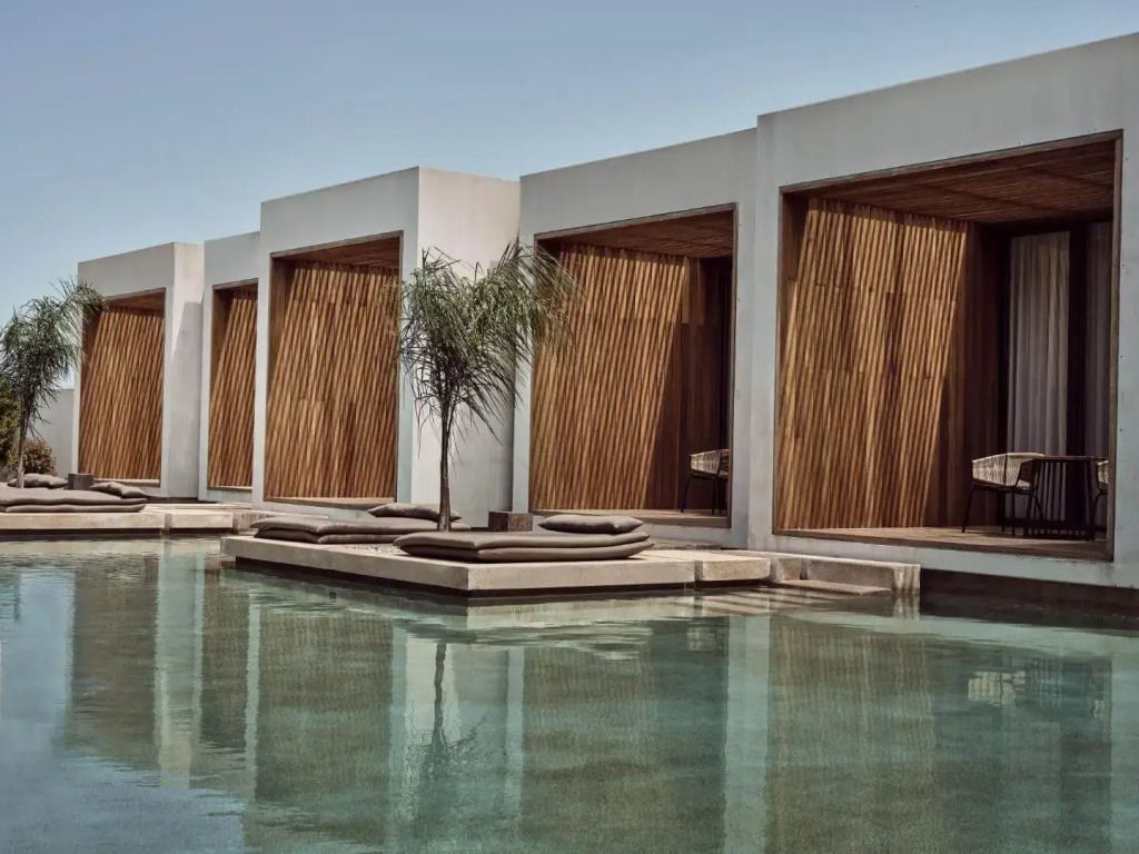 Moderne Architektur mit Swim-up-Pools und Holzverkleidung
