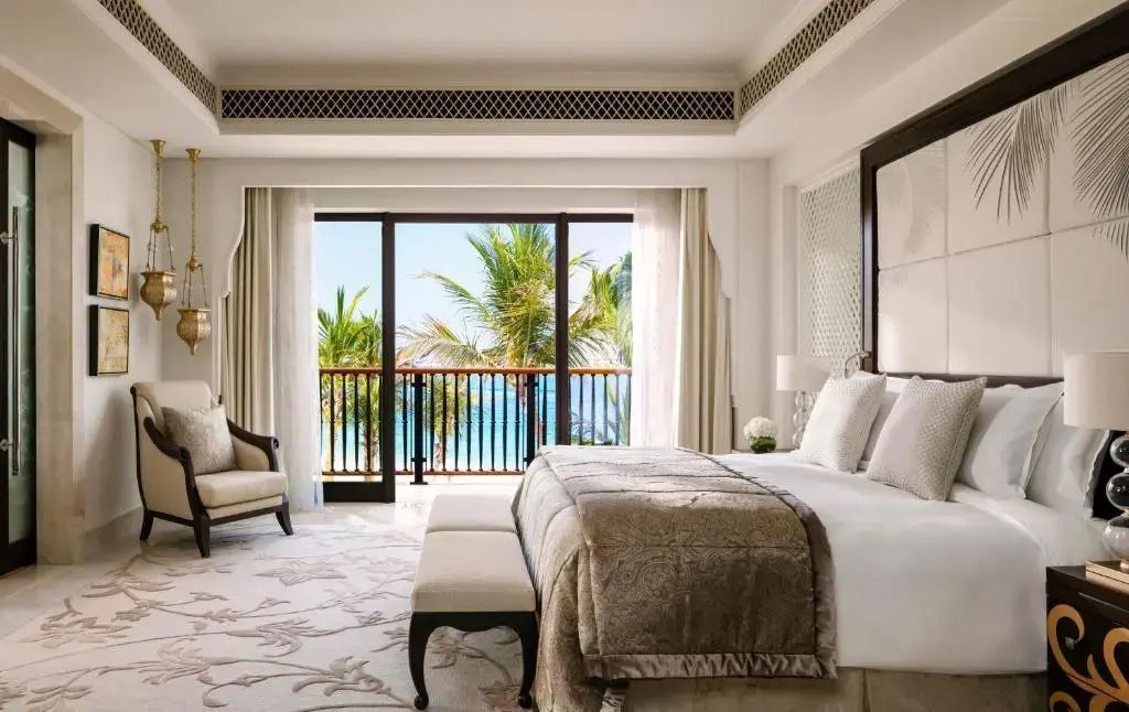 Luxuriöses Schlafzimmer mit Meerblick Balkontüren und eleganter Einrichtung