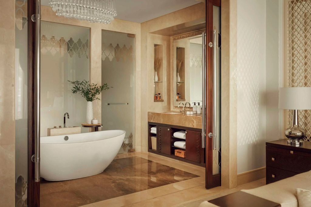 Luxuriöses Badezimmer mit freistehender Badewanne und eleganter Ausstattung