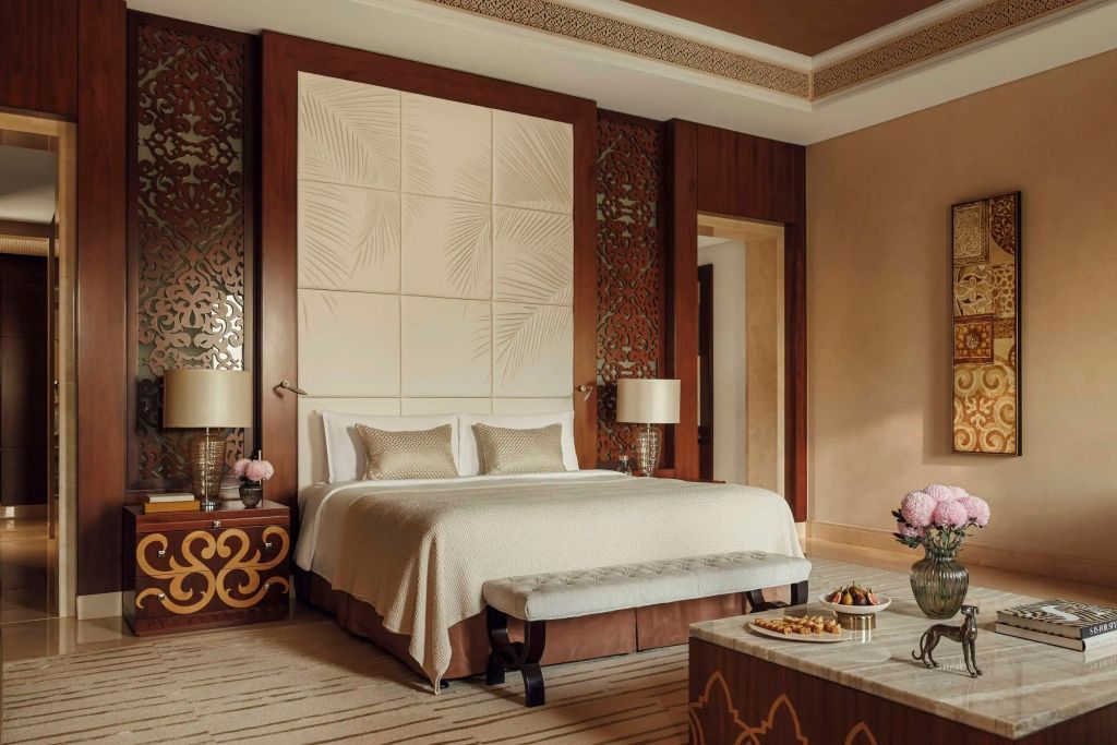 Luxuriöses Schlafzimmer mit Kingsize-Bett und eleganten Holzakzenten