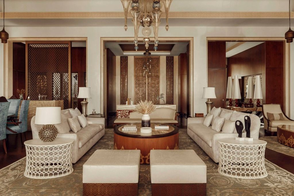 Elegantes Wohnzimmer mit luxuriösem Dekor und erlesenen Möbeln