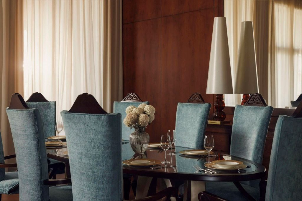 Elegantes Esszimmer mit edlem Tischgedeck und hochwertigen Stühlen
