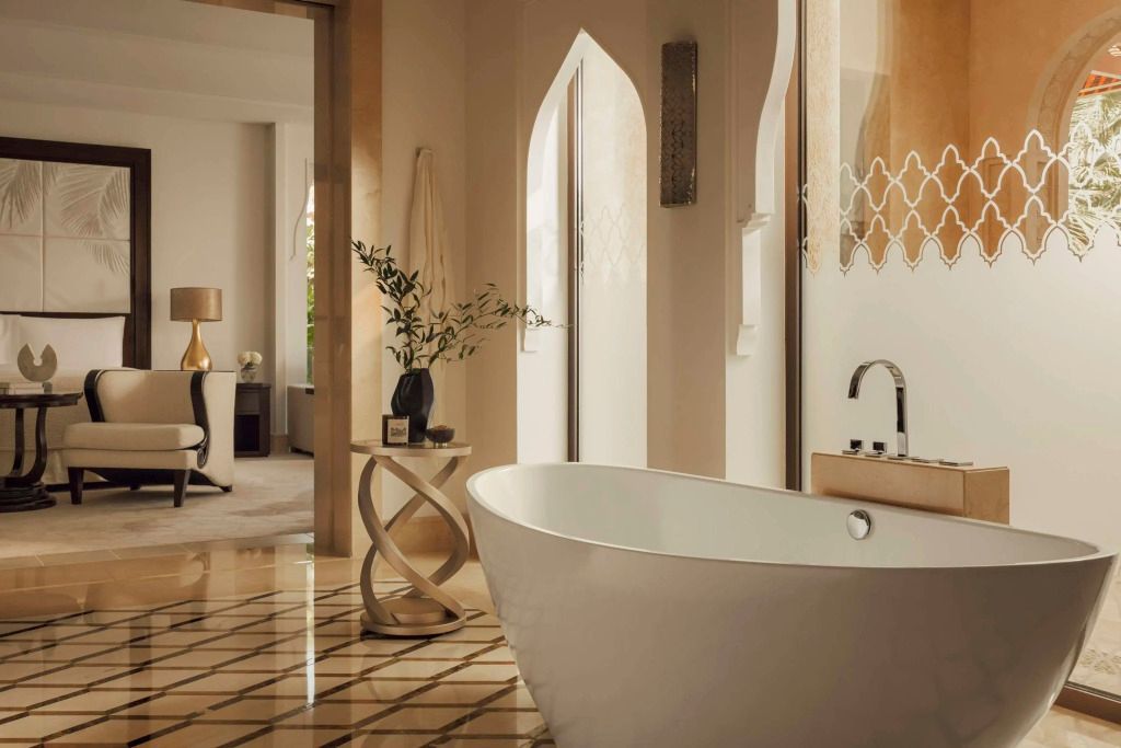 Elegantes Badezimmer mit freistehender Badewanne und modernem Dekor
