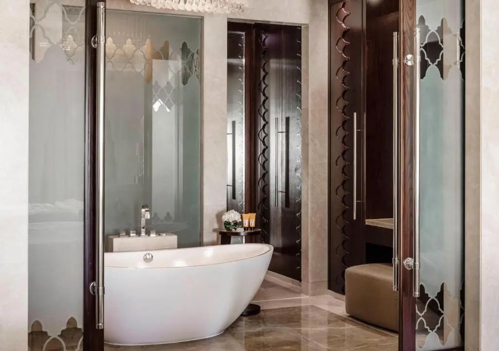 Luxuriöses Badezimmer mit freistehender Badewanne und modernen Akzenten