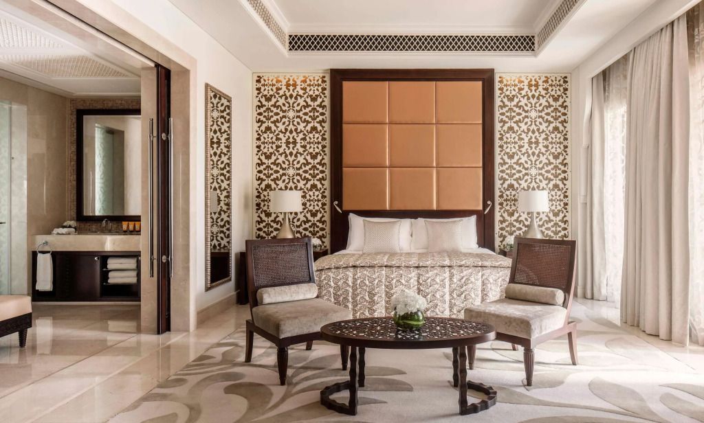 Elegantes Schlafzimmer mit kunstvollen Wänden und modernen Möbeln im Hotel One&Only The Palm.