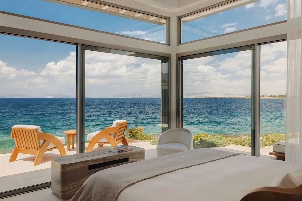 Helles Schlafzimmer mit großen Fenstern zum Meer hin