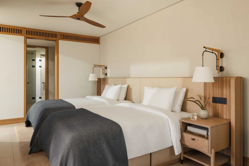 Modernes Schlafzimmer der Nostos Villa mit zwei Einzelbetten und eleganter Einrichtung