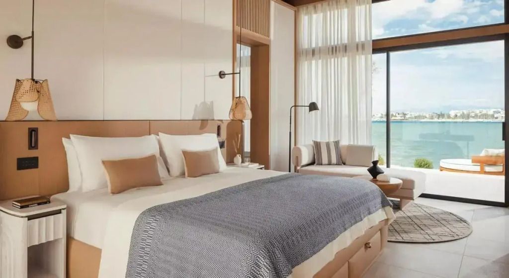 Elegantes Schlafzimmer mit Meerblick und modernen Möbeln in der Riviera Doppel Suite