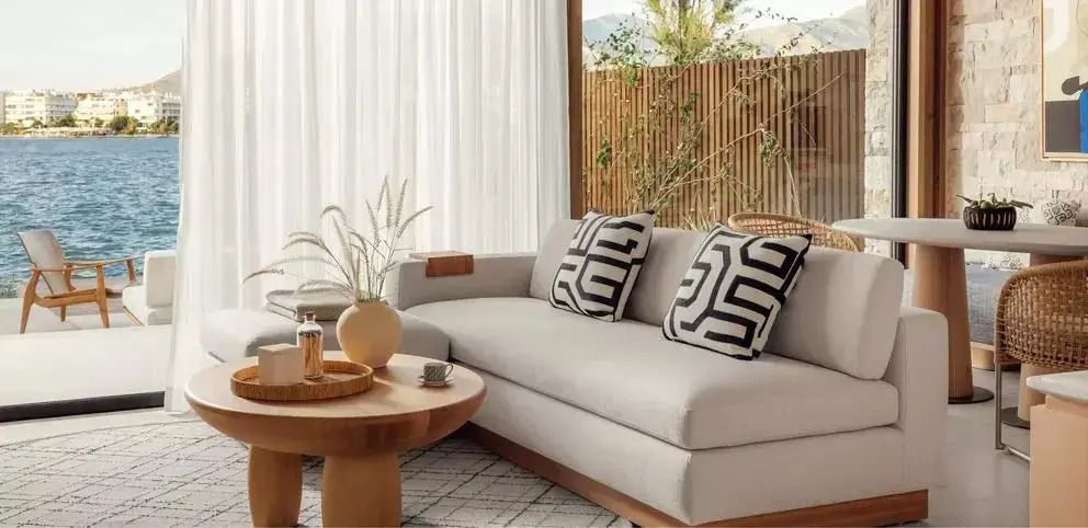 Gemütlicher Lounge-Bereich mit weißem Sofa und dekorativen Kissen