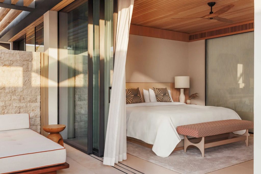 Gemütliches Schlafzimmer mit großem Bett und eleganten Dekorelementen