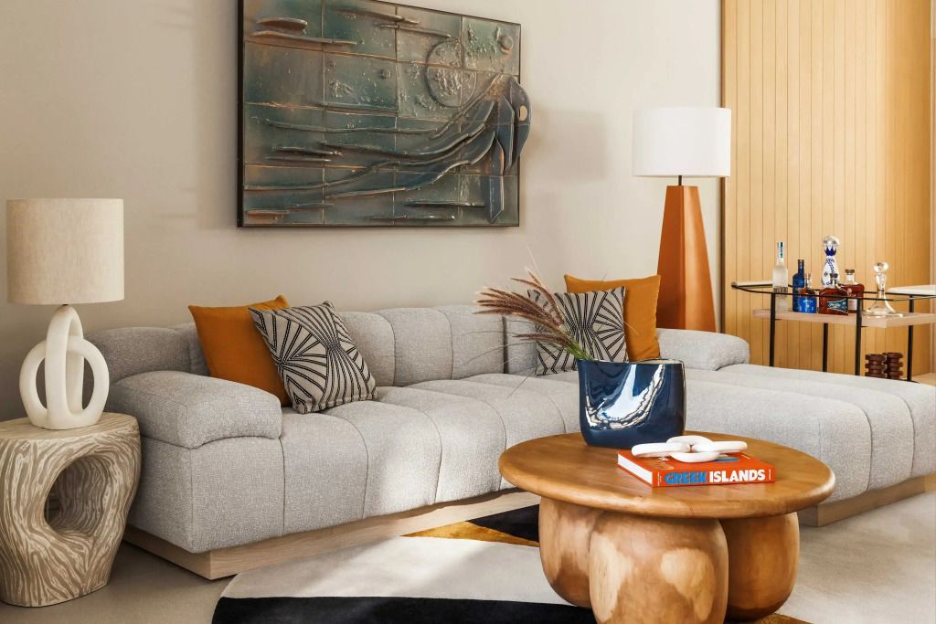 Wohnzimmer mit Designer-Sofa und Kunstwerk an der Wand