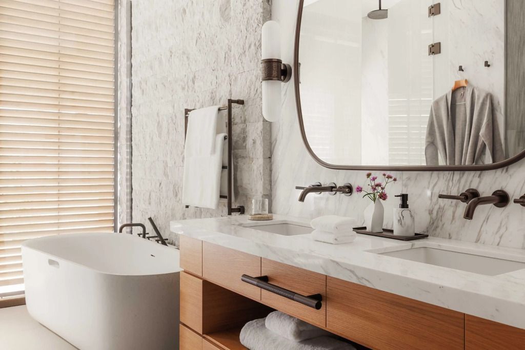 Luxuriöses Badezimmer mit frei stehender Badewanne und stilvollem Waschtisch